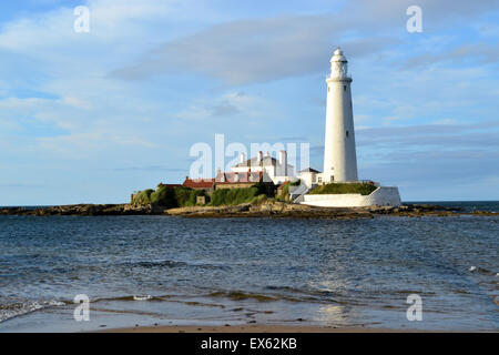 Heiliges Marys Leuchtturm und Island im Sommer Stockfoto