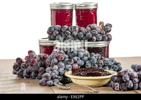 Schüssel mit frischen Trauben Gelee mit Trauben und Gläser isoliert Stockfoto