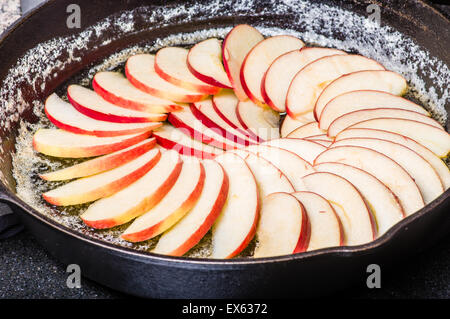 Apfelscheiben in Pfanne, Apfelkuchen machen angeordnet Stockfoto