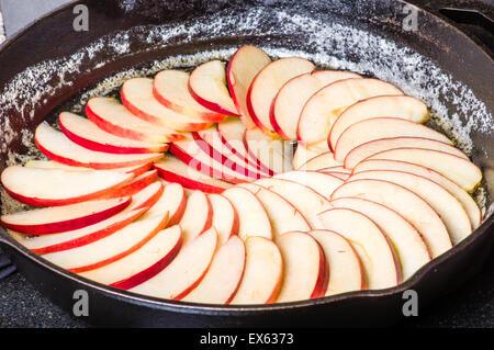 Apfelscheiben in Pfanne, Apfelkuchen machen angeordnet Stockfoto