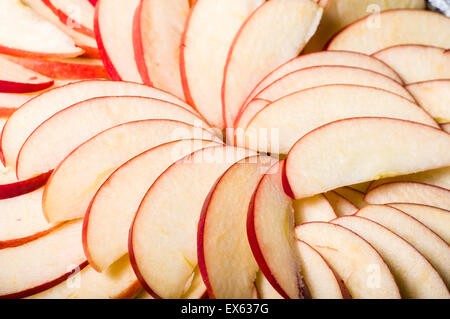 Apfelscheiben in Pfanne, Apfelkuchen machen angeordnet Stockfoto