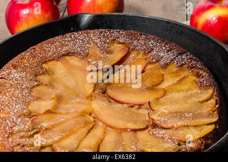 Gusseisen Pfanne Apfelkuchen mit Äpfeln und Apfelscheiben Stockfoto