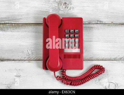 Vintage rote Telefon auf rustikalen hölzernen Tafeln. Hoher seitlicher Blick. Stockfoto