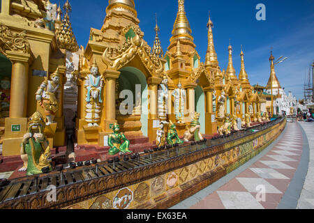 Buddhistische Schreine kreisenden Shwedagon Pagode in Yangon, Myanmaar Stockfoto