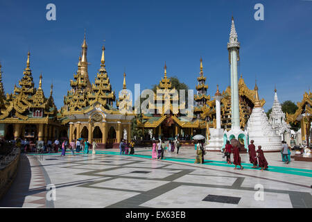 Mönche und Gläubige Kreisen Shwedagon-Pagode in Yangon, Myanmaar Stockfoto