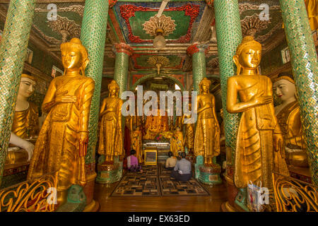 Devotional Halle der Buddhas Shwedagon Pagode, Yangon, Myanmar Stockfoto