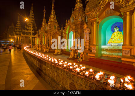 Shwedagon Pagode Kerze Angebote, Yangon, Myanmar Stockfoto