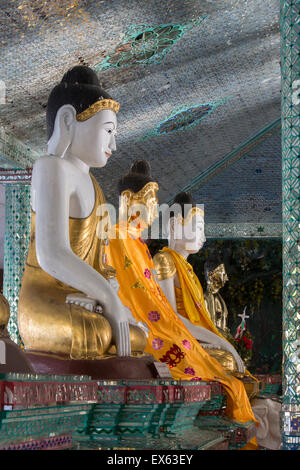 Buddha-Statuen an der Shwedagon-Pagode, Yangon, Myanmar Stockfoto