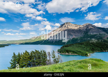 Mount Vimy und Lower Waterton Lake, Waterton Lakes National Park, Alberta, Kanada Stockfoto