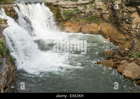 Cliff Jumper am Lundbreck fällt auf den Crowsnest River, Alberta Provincial Recreation Area, Crowsnest Pass Region, Alberta, C Stockfoto