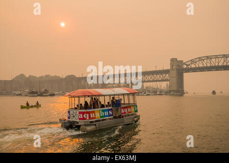 Aquabus Passagierfähre im False Creek unter Waldbrand induzierte rauchigen Sonnenuntergang, Vancouver, Britisch-Kolumbien, Kanada Stockfoto