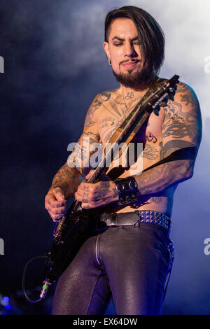 Milwaukee, Wisconsin, USA. 4. Juli 2015. Gitarristen DAVE NAVARRO von Janes Addiction führt live auf der Bühne auf dem Sommerfest Music Festival in Milwaukee, Wisconsin © Daniel DeSlover/ZUMA Draht/Alamy Live News Stockfoto