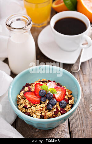 Frühstück Schüssel mit hausgemachtem Müsli und Beeren Stockfoto