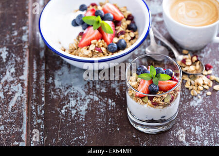 Frühstück-Parfait mit hausgemachtem Müsli und Joghurt Stockfoto