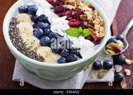 Breakfast Smoothie Schüssel mit Obst und Müsli Stockfoto