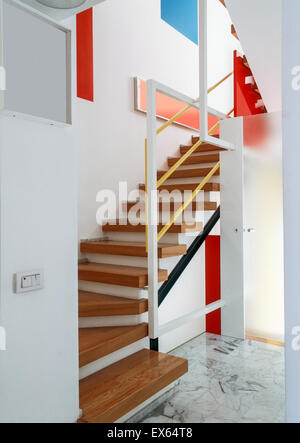 Treppe mit Holz Stufen im modernen Eingangsbereich mit Marmorboden Stockfoto