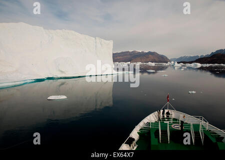 Eisberge Fjord von Expedition Schiff - Scoresby Sound - Grönland Stockfoto