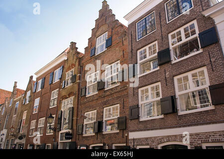 Europa, Niederlande, Zeeland, Häuser an der Straße Meelstraat in Zierikzee auf der Halbinsel Schouwen-Duiveland. Stockfoto