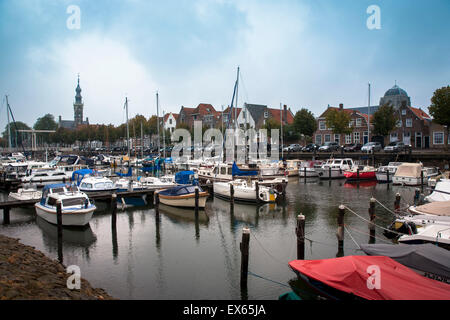 Europa, Niederlande, Zeeland, das Dorf Veere auf der Halbinsel Walcheren, den Hafen, im Hintergrund der Kirchturm von der tow Stockfoto