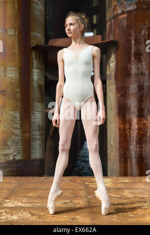 Anmutige Ballerina auf Pointe gegen einen Hintergrund rostigen staatlich Stockfoto