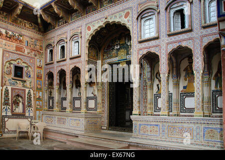 Innenhof des Fürstenstaates, Jhunjhunu Bezirk, Dr. Ramnath A. Podar Haveli Museum, Rajasthan, Indien Stockfoto