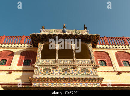 Balkon in den Innenhof des Chandra Mahal Stadtschloss, Jaipur, Rajasthan, Indien Stockfoto