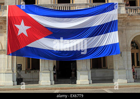 Großer kubanische Flagge hängt vom Gebäude, Santa Clara, Kuba Stockfoto