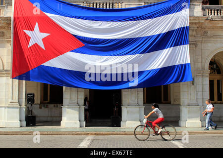 Großer kubanische Flagge hängt vom Gebäude, Santa Clara, Kuba Stockfoto