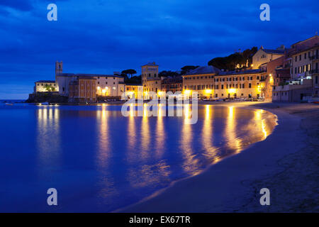 Stadtstrand in der Bucht Baia del Silenzio mit Kirche Chiesa di San Nicolo, Sestri Levante, Provinz von Genua, Riviera di Levante Stockfoto