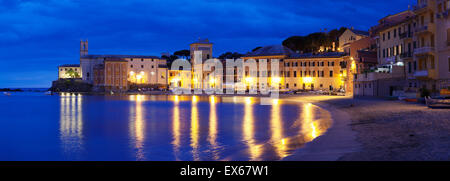 Stadtstrand in der Bucht Baia del Silenzio mit Kirche Chiesa di San Nicolo, Sestri Levante, Provinz von Genua, Riviera di Levante Stockfoto