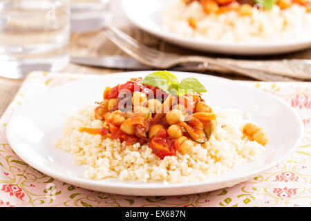 Cous-Cous mit gesunden Kichererbsen und Gemüseeintopf Stockfoto