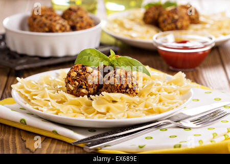 Vegane Frikadellen gemacht mit Bohnen und Gemüse Stockfoto