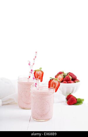 Erdbeer Milchshake in Einweckgläser auf weiß Stockfoto
