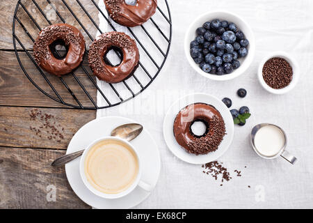 Schokolade Gluten freie Donuts mit Kaffee und Heidelbeeren Stockfoto