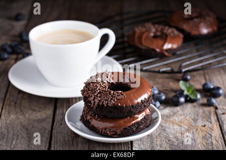Schokolade Gluten freie Donuts mit Kaffee und Heidelbeeren Stockfoto
