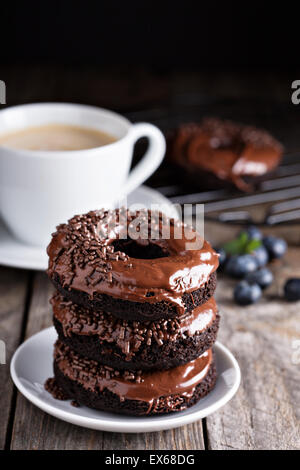 Schokolade Gluten freie Donuts mit Kaffee und Heidelbeeren Stockfoto