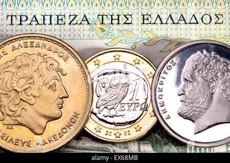 Griechische Währung - Drachmen und Euro. Alexander der große (100 Drachmen) und Demokraten (10 Drachmen) und 1-Euro-Münze. Stockfoto