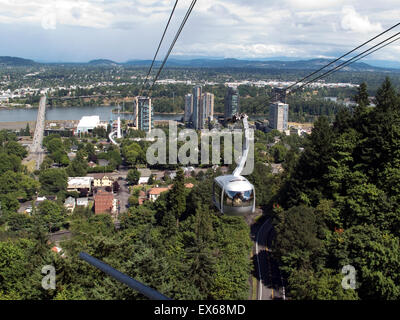 Portland, Oregon, USA. Blick auf die Stadt von der Portland Aerial Tram oder OHSU Pendelbahn an einem sonnigen Tag. Stockfoto