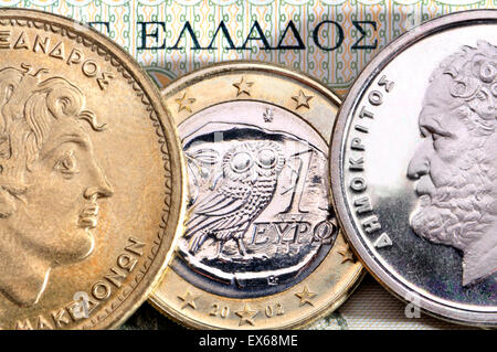 Griechische Währung - Drachmen und Euro. Alexander der große (100 Drachmen) und Demokraten (10 Drachmen) und 1-Euro-Münze Stockfoto