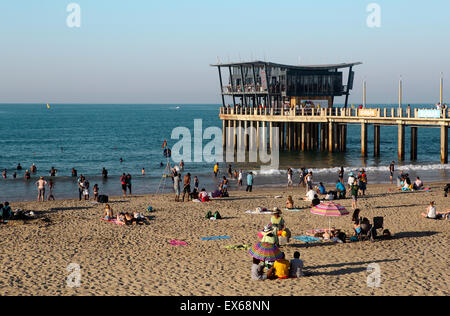 Menschen genießen die Wintersonne am Strand von Durban Stockfoto