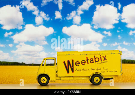 Dinky Weetabix LKW vor Maisfeld an einem Sommertag. Stockfoto