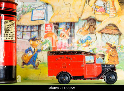 Dinky Post van und Briefkasten vor Puzzle Cottage mit Postboten. Stockfoto