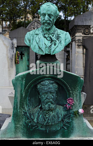 Grab des Louis Ernest Barrias (Reliefskulptur) Bildhauers und Malers Félix Joseph Barrias (Büste), Friedhof Passy, Paris, Frankreich Stockfoto