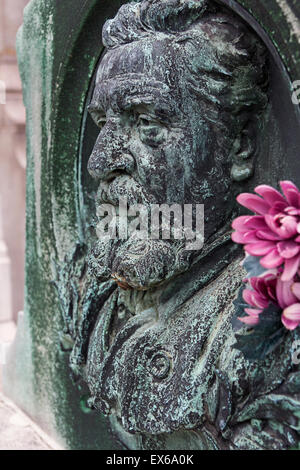 Reliefskulptur des Bildhauers Louis Ernest Barrias (1841-1905) auf die Familie Grab im Friedhof von Passy, Paris, Frankreich Stockfoto