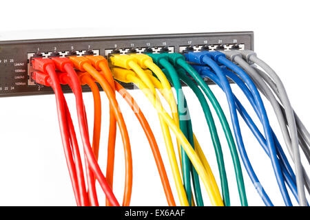 Nahaufnahme der Kabel an der Rückseite des Wlan Routers angeschlossen Stockfoto