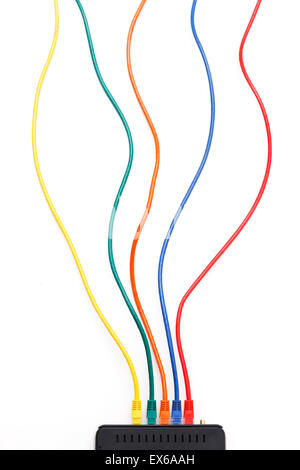 Nahaufnahme der Kabel an der Rückseite des Wlan Routers angeschlossen Stockfoto