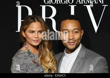 US-John Legend und seine Frau Chrissy Teigen besuchen die Präsentation von Giorgio Armani Prive Kollektion Herbst/Winter 2015/2016 während der Paris Haute Couture Fashion Week in Paris, Frankreich, 7. Juli 2015. Paris Haute Couture Modenschauen laufen bis 9. Juli 2015. Foto: Hendrik Ballhausen/Dpa - NO-Draht-Dienst- Stockfoto