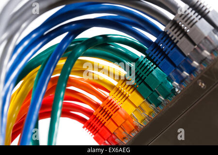 Nahaufnahme der Kabel an der Rückseite des Wlan Routers angeschlossen Stockfoto