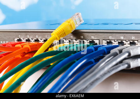 Nahaufnahme der Kabel an der Rückseite des Wlan Routers angeschlossen Stockfoto