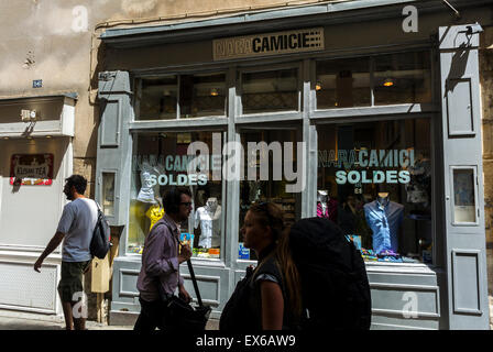 Paris, Frankreich, kleine Menschenmenge im Marais-Viertel. Sommerverkauf, Ladenfront, Straßenszene Stockfoto